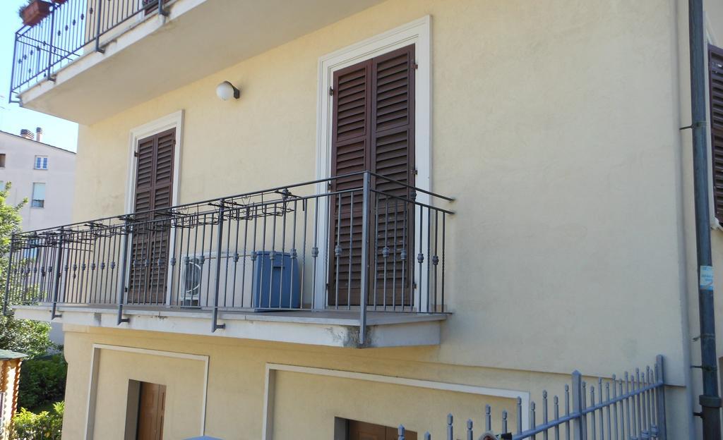 B&B La Luna Dal Borgo Єзі Номер фото
