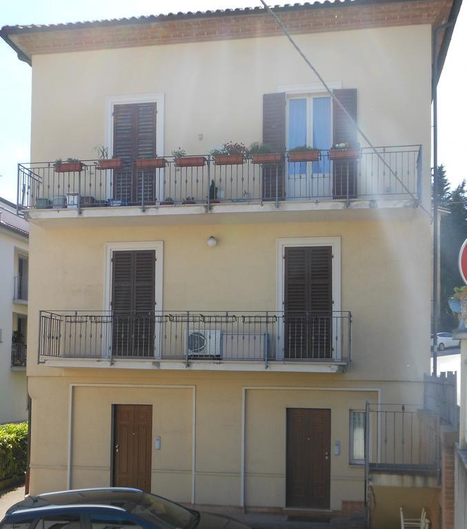 B&B La Luna Dal Borgo Єзі Номер фото