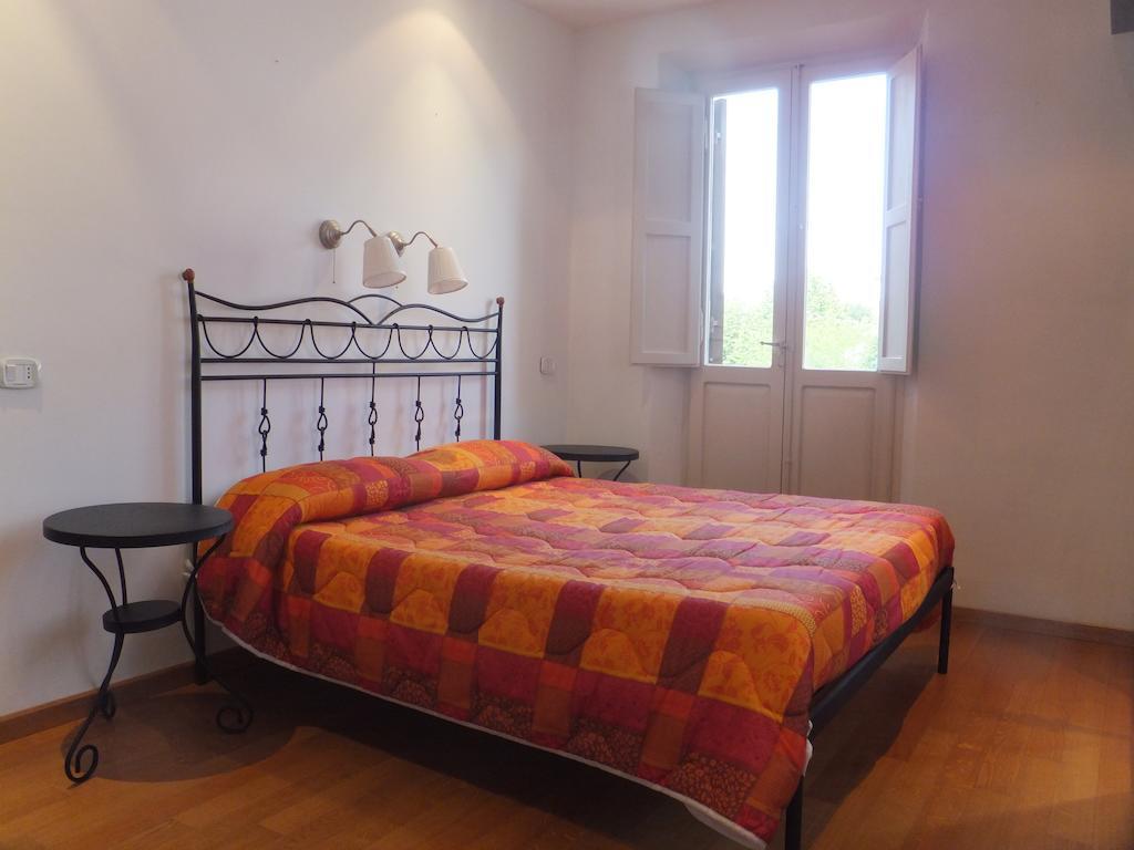 B&B La Luna Dal Borgo Єзі Номер фото